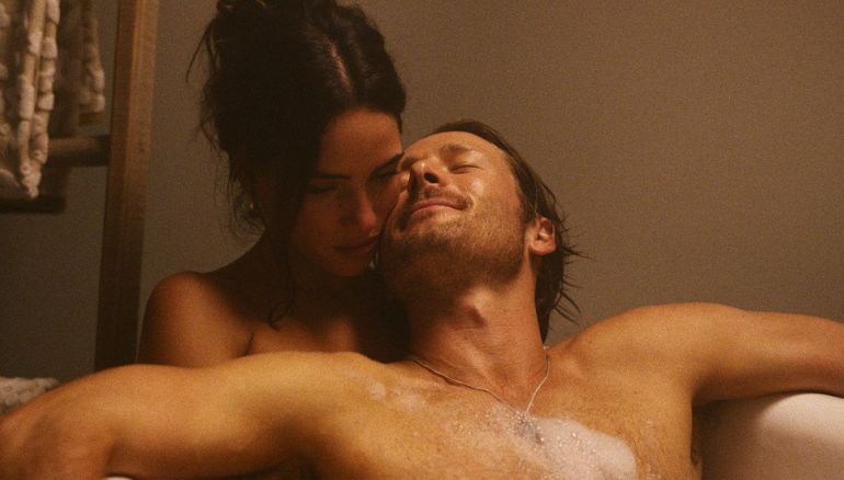 Adria Arjona and Glen Powell