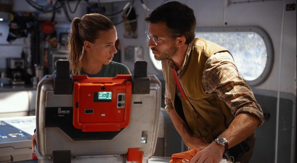 Jonathan Bailey and Scarlett Johansson in Jurassic World Rebirth