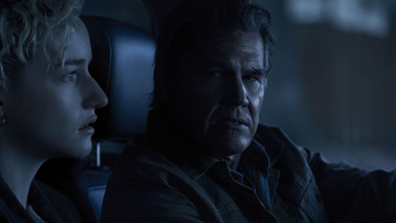 Josh Brolin and Julia Garner in Weapons