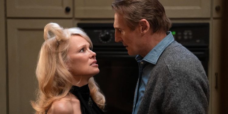 Liam Neeson and Pamela Anderson in The naked Gun